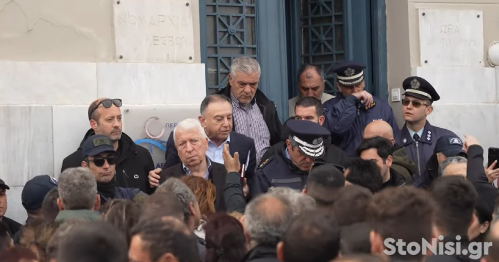 «Στα κάγκελα» οι κτηνοτρόφοι της Μυτιλήνης για τον αφθώδη πυρετό: Ένταση με Κέλλα και Αθανασίου [βίντεο]
